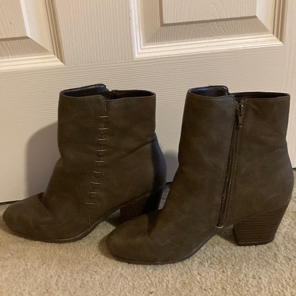 Aerosoles size 8.5 mid calf gray-olive boot